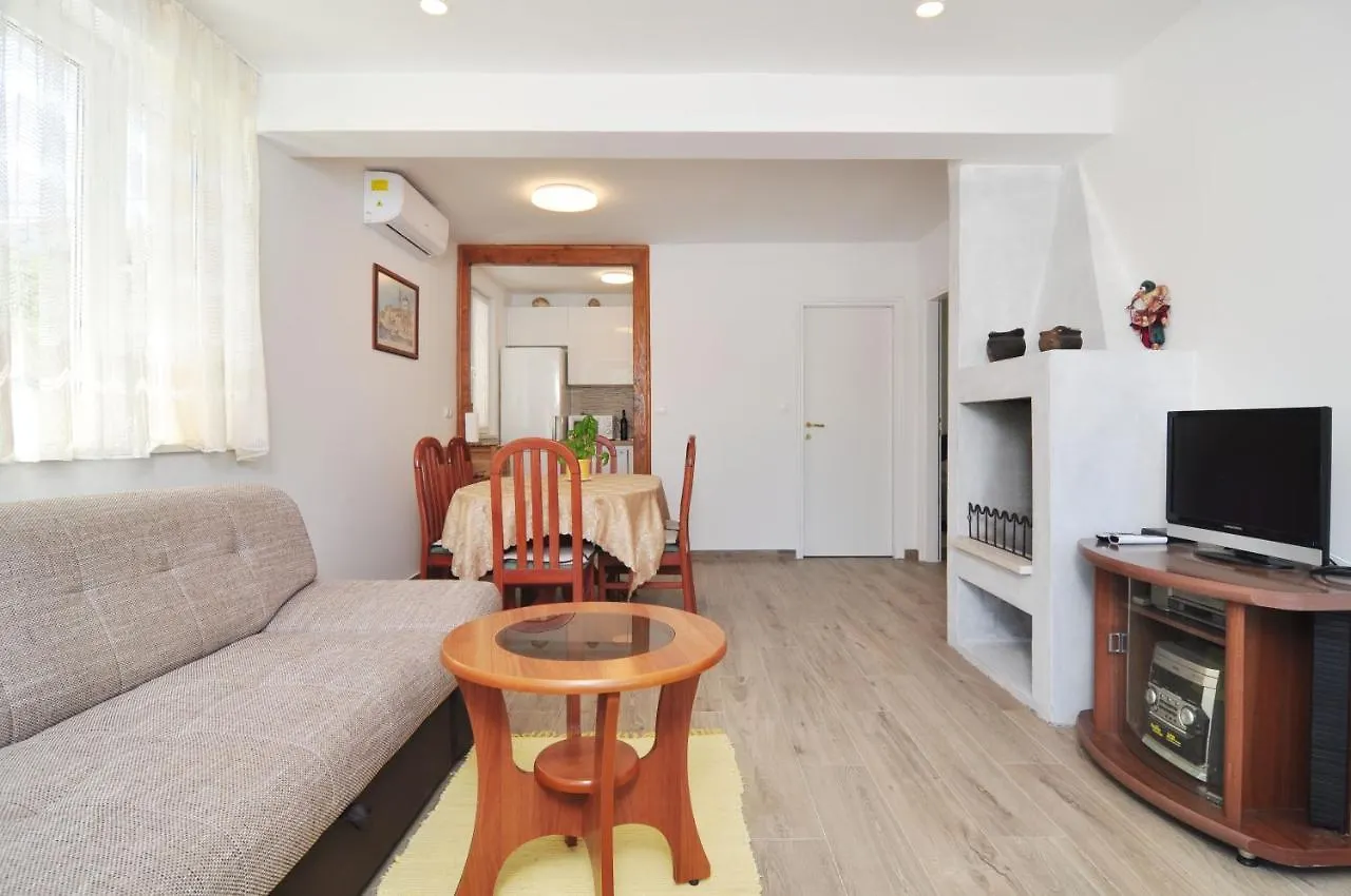 Apartment On The Beach, Zoranka Seget Vranjica