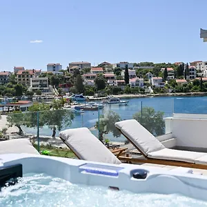 Rozana - Beachfront Wellness Retreat Seget Vranjica